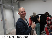 "Прикасаемые" спектакль слепоглухих актёров театра "Наций" на ВДНХ, артисты перед началом спектакля в гримёрной (2023 год). Редакционное фото, фотограф Дмитрий Неумоин / Фотобанк Лори