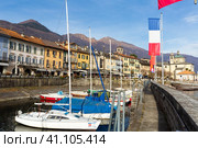 Promenade in Cannobio on Lake Maggiore overlooking church and harbor with boats (2022 год). Редакционное фото, фотограф Яков Филимонов / Фотобанк Лори