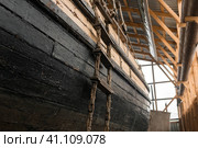 Board of an old wooden ship with a ladder in the museum. Стоковое фото, фотограф Евгений Харитонов / Фотобанк Лори