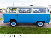 Blue white Volkswagen Transporter T2, side view (2021 год). Редакционное фото, фотограф EugeneSergeev / Фотобанк Лори