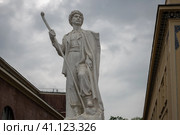Скульптура "Чабан" около павильона № 14 Азербайджан Выставки достижений народного хозяйства (ВДНХ) дождливым весенним днем (2016 год). Редакционное фото, фотограф Pukhov K / Фотобанк Лори