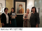 Искусствовед Надежда Мусянкова, куратор Татьяна Синельникова, писатель Катаева Нина Григорьевна, директор Балашихинской галереи Елена Викторовна Елистратова на открытии выставки Ивана Селиванова (2023 год). Редакционное фото, фотограф Дмитрий Неумоин / Фотобанк Лори