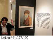 Искусствовед Надежда Мусянкова  дает интервью журналистам (2023 год). Редакционное фото, фотограф Дмитрий Неумоин / Фотобанк Лори