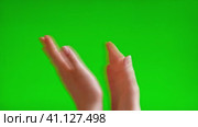 Female Hands are clapping on green screen background. Girl Hands applauding on a chroma key background. Applause on chromakey. Concept of victory and award. Стоковое видео, видеограф Марина Демидюк / Фотобанк Лори
