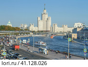 Набережная Москва-реки, вид на высотку на Котельнической набережной - август 2023. Редакционное фото, фотограф Юрий Золотаревский / Фотобанк Лори