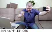 A man shows in his blog processors of the old generation. Стоковое видео, видеограф Сергей Сергеев / Фотобанк Лори