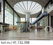 Tolmachevo Airport Terminal, new airport terminal in Novosibirsk, Russia. Airport with people in the waiting area for boarding. (2023 год). Редакционное фото, фотограф Саблин Станислав / Фотобанк Лори