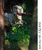 Velociraptor predatory dinosaur suddenly appeared from the dark (2023 год). Редакционное фото, фотограф Саблин Станислав / Фотобанк Лори