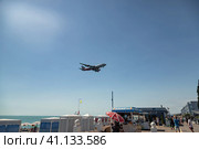 Boeing 747 of Rossiya Airlines lands at Adler Airport from the sea, above the beach with tourists (2022 год). Редакционное фото, фотограф Сергей Сергеев / Фотобанк Лори