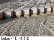 Укладка тротуарной брусчатки на цементную смесь. Стоковое фото, фотограф Юрий Шурчков / Фотобанк Лори