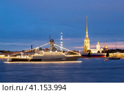 Санкт-Петербург День ВМФ.  Военный корабли в акватории Невы.Малый ракетный корабль 3 ранга "Зеленый Дол" (бортовой номер 562) на фоне Петропавловской крепости (2023 год). Редакционное фото, фотограф Литвяк Игорь / Фотобанк Лори