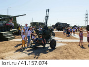 Волгоградская область, Средняя Ахтуба, Россия. Лёгкая малокалиберная зенитная установка ЗУ-23 в парке Патриот, дети интересуются военной техникой. (2021 год). Редакционное фото, фотограф Андрей Цыганков / Фотобанк Лори