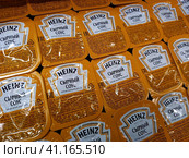 Nizhny Novgorod, Russia, Gagarin Avenue 105, 12.25.2021. Heinz sauce. Heinz cheese sauce packaged. Соус Хайнц. Сырный соус Хайнц в упаковке. Редакционное фото, фотограф Egor Sarantstv / Фотобанк Лори