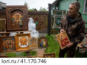 Владимир Ушаков, мастер-резчик по дереву, со своими работами в городе Тутаев Ярославской области, Россия (2023 год). Редакционное фото, фотограф Николай Винокуров / Фотобанк Лори