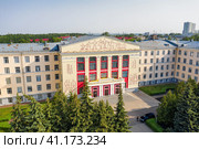 Республика Башкортостан, город Уфа летом: главный корпус Уфимского государственного нефтяного технического университета (УГНТУ). Вид с воздуха. Republic of Bashkortostan, Ufa city in summer: the main building of the Ufa State Petroleum Technical University (USNTU). Aerial view. (2023 год). Стоковое фото, фотограф Евгений Романов / Фотобанк Лори