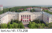 Республика Башкортостан, город Уфа летом: главный корпус Уфимского государственного нефтяного технического университета (УГНТУ). Вид с воздуха. Republic of Bashkortostan, Ufa city in summer: the main building of the Ufa State Petroleum Technical University (USNTU). Aerial view. (2023 год). Стоковое видео, видеограф Евгений Романов / Фотобанк Лори