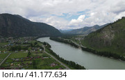 Вид с воздуха на реку Катунь и село Анос, Республика Алтай, Россия (2023 год). Редакционное видео, видеограф Mixail59 / Фотобанк Лори