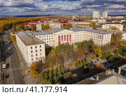 Республика Башкортостан, город Уфа осенью: главный корпус Уфимского государственного нефтяного технического университета (УГНТУ). Вид с воздуха. Republic of Bashkortostan, Ufa city in autumn: the main building of the Ufa State Petroleum Technical University (USNTU). Aerial view. Стоковое фото, фотограф Евгений Романов / Фотобанк Лори