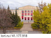Республика Башкортостан, город Уфа осенью: главный корпус Уфимского государственного нефтяного технического университета (УГНТУ). Вид с воздуха. Republic of Bashkortostan, Ufa city in autumn: the main building of the Ufa State Petroleum Technical University (USNTU). Aerial view. Стоковое фото, фотограф Евгений Романов / Фотобанк Лори