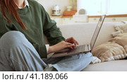 Young lady works at lap top at home. Стоковое видео, видеограф Юлия Паутова / Фотобанк Лори