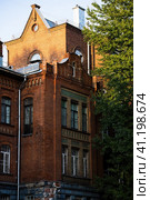 Old brick building of Scientific Center of Neurology, Brain Research Department in Pereulok Obukha, 5 stroenie 1. Редакционное фото, фотограф Константин Григорьев / Фотобанк Лори
