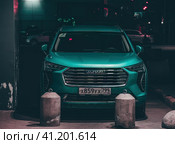 Chinese SUV Haval Jolion parked on city street in evening, frontal view. Редакционное фото, фотограф Константин Григорьев / Фотобанк Лори