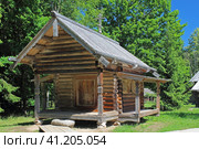 Старинная русская деревянная часовня (2022 год). Редакционное фото, фотограф Евгений Фомичев / Фотобанк Лори