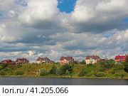 Современные частные жилые дома на берегу реки. Редакционное фото, фотограф Евгений Фомичев / Фотобанк Лори