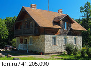 Частный двухэтажный жилой дом из камня и дерева, с балконом (2022 год). Редакционное фото, фотограф Евгений Фомичев / Фотобанк Лори