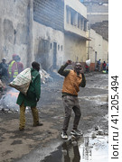 Man poses on the dirty streets in downtown Nairobi. Kenya, Africa (2022 год). Редакционное фото, фотограф Алексей Кузнецов / Фотобанк Лори