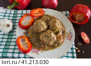 Тарелка с тефтелями и резаным кольцами болгарским перцем. Стоковое фото, фотограф Евгений Будюкин / Фотобанк Лори