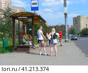Автобусная остановка "Саранская улица, 2". Район Выхино-Жулебино. Город Москва (2014 год). Редакционное фото, фотограф lana1501 / Фотобанк Лори