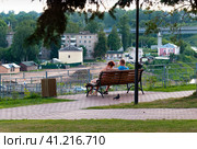 July 23, 2022 Russia Tver region Rzhev city. People sit on a bench on the embankment of the Volga River. Редакционное фото, фотограф Алексей Сорокин / Фотобанк Лори