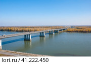 Мост через реку Обь ясным осенним днем, Барнаул, Россия (2020 год). Редакционное фото, фотограф Инна Грязнова / Фотобанк Лори