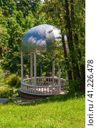 An ancient gazebo in a summer park (2009 год). Редакционное фото, фотограф Сергей Бочаров / Фотобанк Лори
