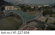 Пешеходный мост Мира через реку Кура в центре столицы Грузии. Вид на старый город.Тбилиси. Грузия 04.09.23 (2023 год). Редакционное видео, видеограф Ярославский Максим / Фотобанк Лори