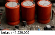Rotation of the dirty electrical circuit of the sound amplifier. Large capacitors. Стоковое видео, видеограф Алексей Гекало / Фотобанк Лори