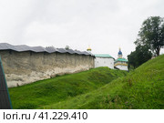 Псково - Печерский монастырь. Крепостная стена. Осень (2016 год). Стоковое фото, фотограф Дмитрий Сакретарев / Фотобанк Лори