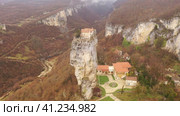 Aerial view of Katskhi pillar, man's monastery near Chiatura, Imereti, Georgia. Стоковое видео, видеограф Яков Филимонов / Фотобанк Лори