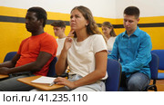 Girl studying in taxi driving school, sitting at his desk with group of people. Стоковое видео, видеограф Яков Филимонов / Фотобанк Лори