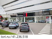 Автомобили "Москвич 3" 2023 года выпуска около автосалона на Олимпийском проспекте в Москве, Россия. Редакционное фото, фотограф Елена Коромыслова / Фотобанк Лори