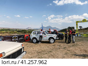 SUVs with specially reinforced suspension stand in the field before the start of the rally (2023 год). Редакционное фото, фотограф Сергей Сергеев / Фотобанк Лори