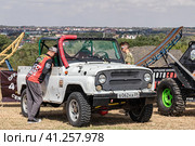 UAZ with specially reinforced suspension stand in the field before the start of the rally (2023 год). Редакционное фото, фотограф Сергей Сергеев / Фотобанк Лори