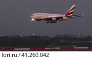 Airbus A380 Emirates landing (2023 год). Редакционное видео, видеограф Игорь Жоров / Фотобанк Лори