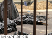 Building. The construction site is fenced with an iron fence.Здание. Строительная площадка огорожена железным забором. (2021 год). Стоковое фото, фотограф Egor Sarantstv / Фотобанк Лори