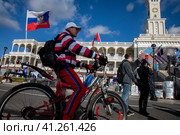 Люди стоят с велосипедами на набережной у Северного Речного вокзала в солнечный день во время проведения Московского осеннего велофестиваля в городе Москве, Россия (2023 год). Редакционное фото, фотограф Николай Винокуров / Фотобанк Лори