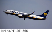 Passenger airliner of Ryanair airline taking off into sky from Barcelona (2023 год). Редакционное фото, фотограф Яков Филимонов / Фотобанк Лори
