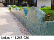 Landscaping, edging the path with boulders of diabase stone. Стоковое фото, фотограф Юрий Поздников / Фотобанк Лори