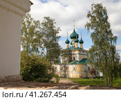 Город Углич, улица Спасская 14. Церковь Рождества Иоанна Предтечи "на Волге" (1689-1691гг) в строительных лесах (2023 год). Стоковое фото, фотограф Наталья Николаева / Фотобанк Лори