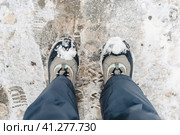 Зимние ботинки на ногах. Зимняя обувь вид сверху. Winter boots on feet. Winter shoes top view. Стоковое фото, фотограф Ольга Митряева / Фотобанк Лори